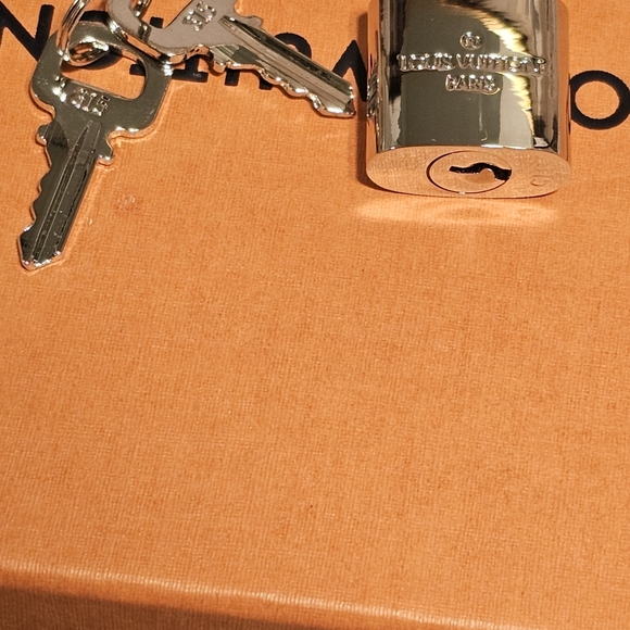 Louis Vuitton Rare Silver Lock & Keys & Box - Picture 5 of 8